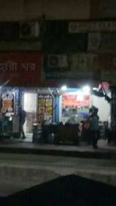 এদৃশ্য টি ফজরের নামাজ শেষ তারপর খাবার বেচাকেনা করছে তার সামনে আল্লাহ করিম মসজিদ মোহাম্মদপুর বাস স্ট্যান্ড এর ঘটনা। এখন ব্যবসা করতে হলে তা পর্দ্দা দেয়া তা করে না। এরা রমজান এ ফজরের নামাজ হয়ে যায় তা প্রকাশ্যে খাবার বেচে। আজ আল্লাহ কে স্বরন করে না। আজ দেশ কোথায় গেছে।